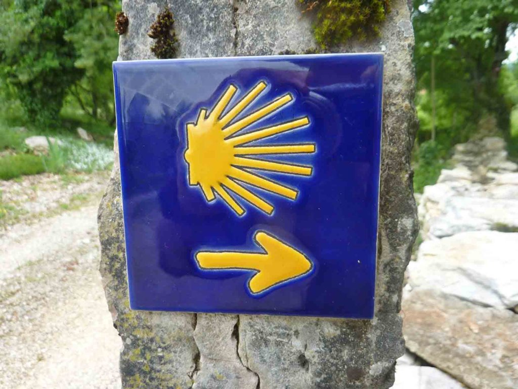 Walking The Way : 8 Helpful Insider Tips and Tricks for a Buen Camino 13 camino-arrow
