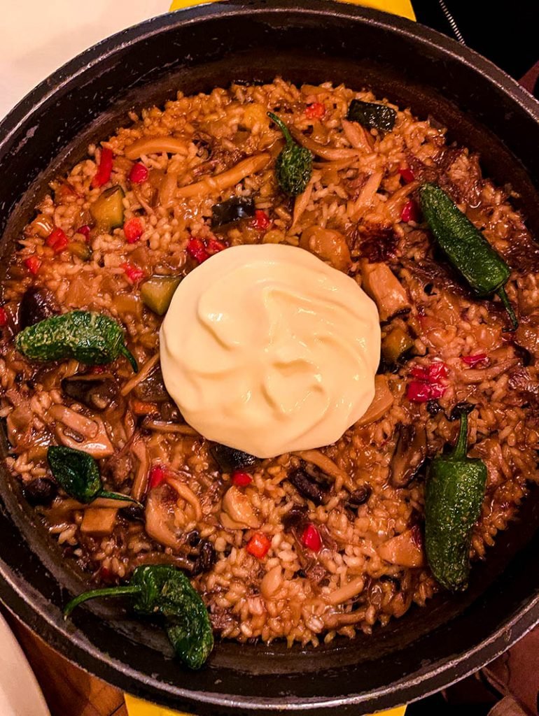 #TRAVEL HACK: 9 Outstanding Reasons You'll Love Staying in a Hostel (#yourewelcome) 5 duck paella 770x1024