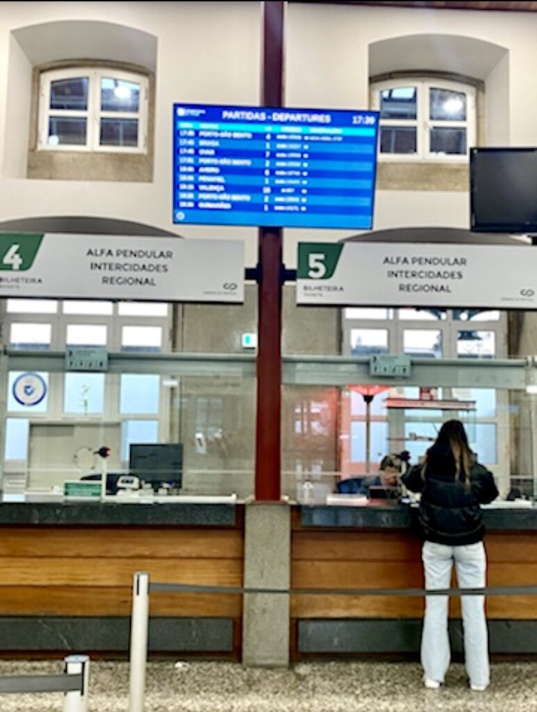 #TRAVEL HACK: HOW TO TAKE A TRAIN LIKE A BOSS – 9 Tips to Ride the Rails Successfully 🚂 14 798CD481 9B61 422E 856D DDB804B5E17D